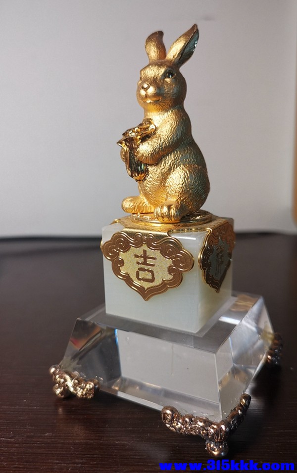 兔章和水晶底座.jpg
