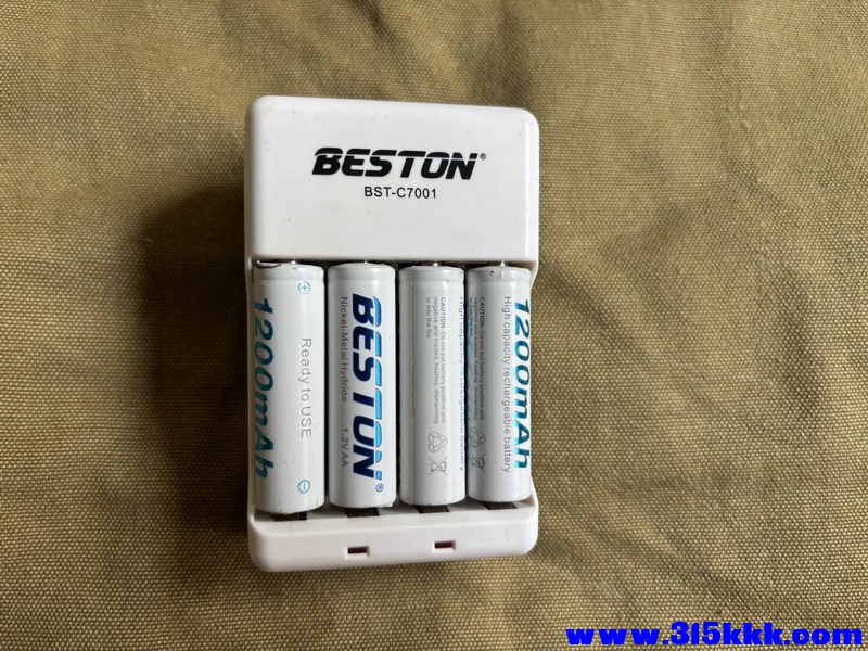 BESTON5号7号电池充电器 01_调整大小.JPG