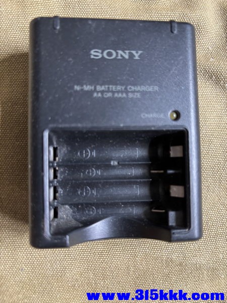 SONY 5号7号电池充电器 01_调整大小.JPG