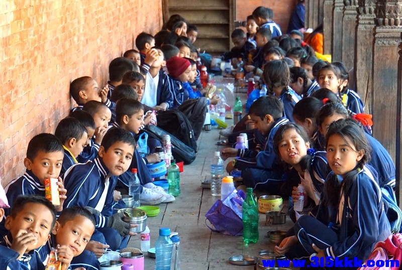 Sauary School学生在用午餐.jpg