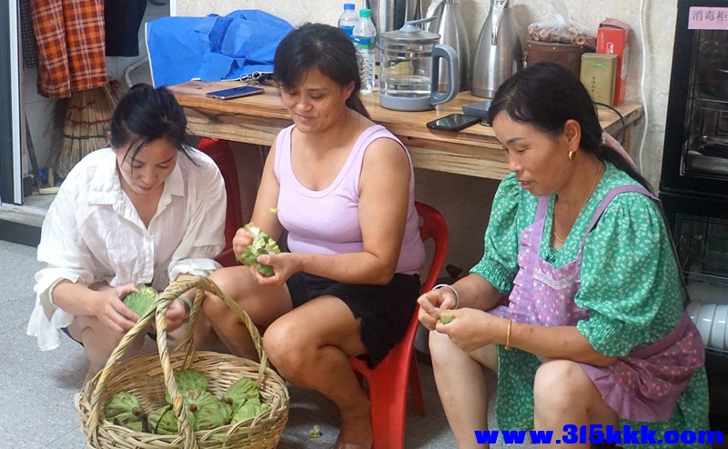 1)三姐妹在剥新鲜链子.jpg