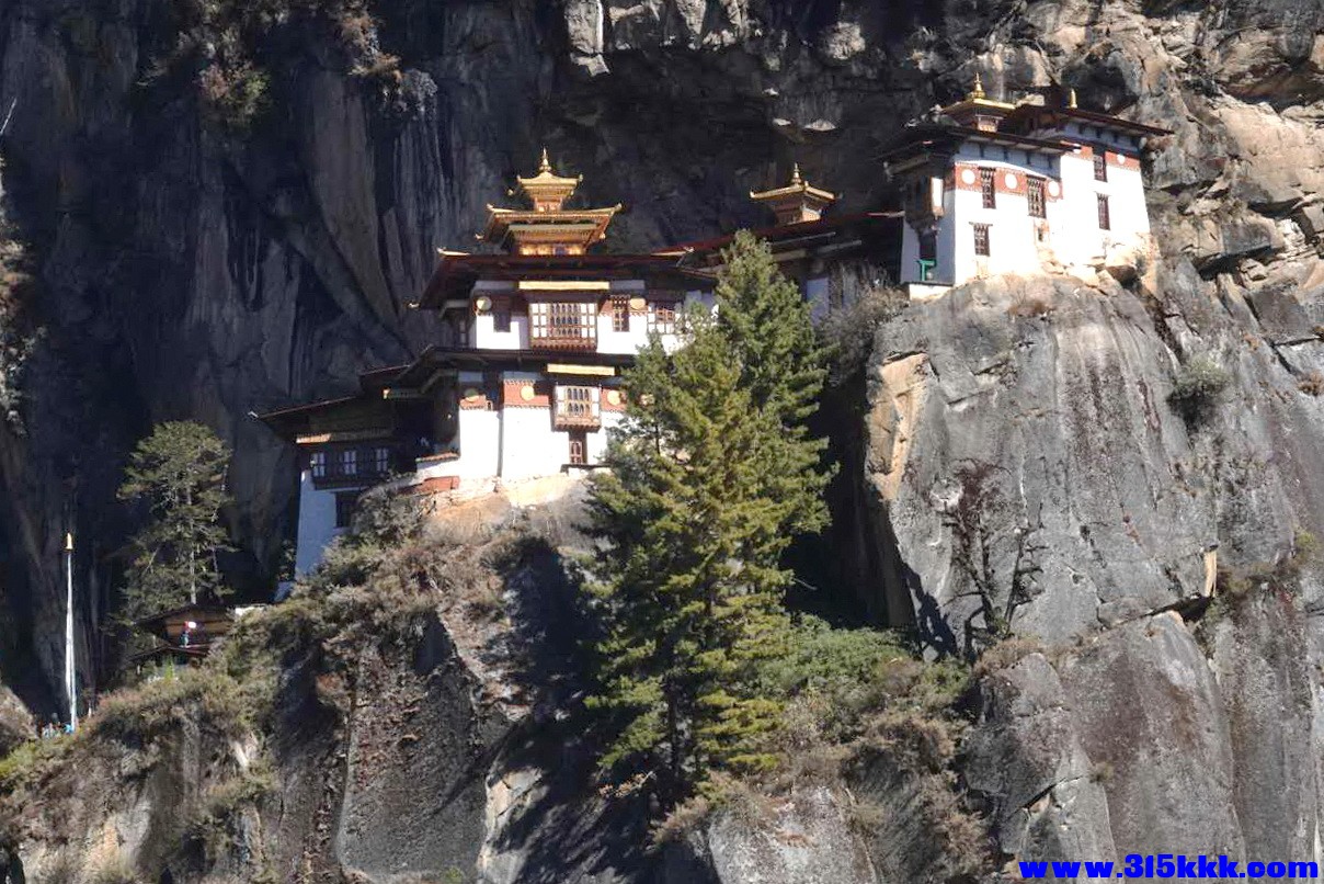 帕罗Paro，虎穴寺Taktshang Goemba位于悬崖峭壁上，高出帕罗峡谷地面900米极为壮观。.jpg
