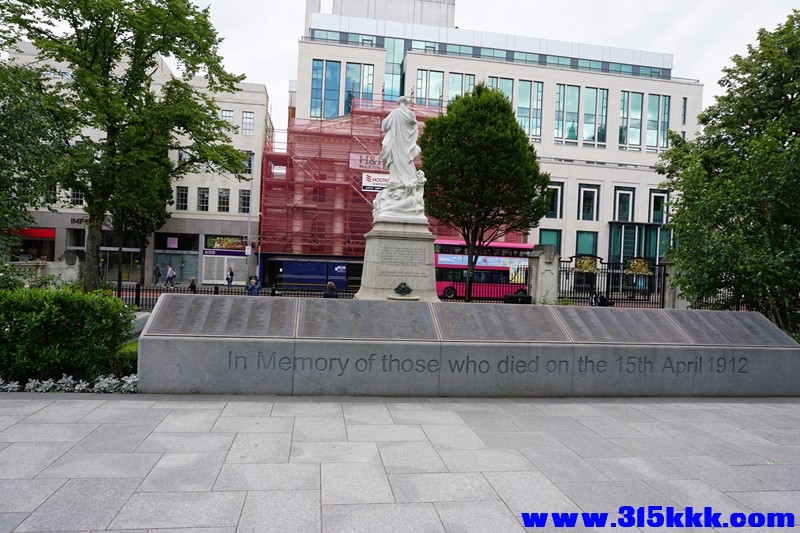 市政大楼市政大厅后面的石碑，上面刻满了1912年四月15号当年泰坦尼克死亡者姓名.jpg
