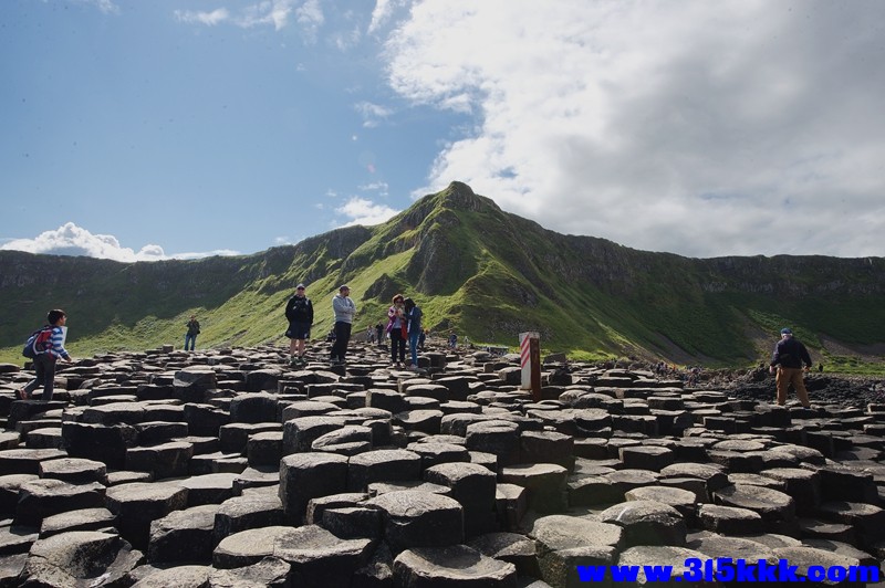 英国北爱尔兰莫伊尔巨人堤岸海边风景，看上去像活山爆发.jpg