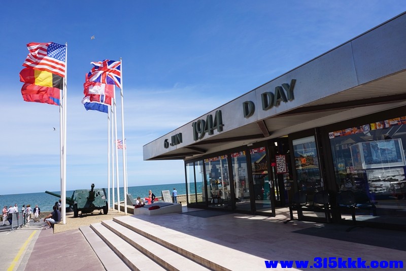 Normandy Omaha Beach.（诺曼底 奥马哈）1944年6月美军登陆时地点建立起的雕塑建筑及.jpg