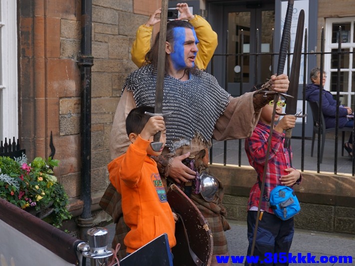 Edinburgh. 爱丁堡皇家英里大道上的古代武士.jpg