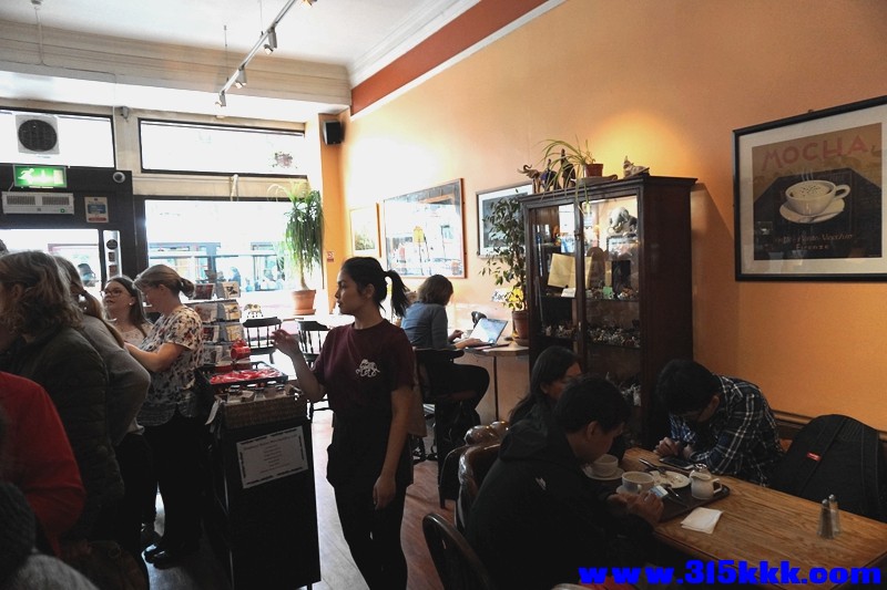 Edinburgh. 大象咖啡馆每天都是这样大排长队.jpg