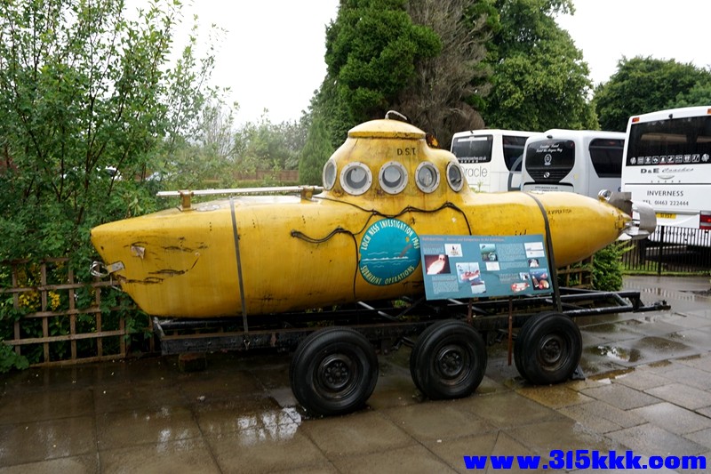Loch Ness.为了找到传说中水怪，过去的人们甚至做了个小潜水艇.jpg