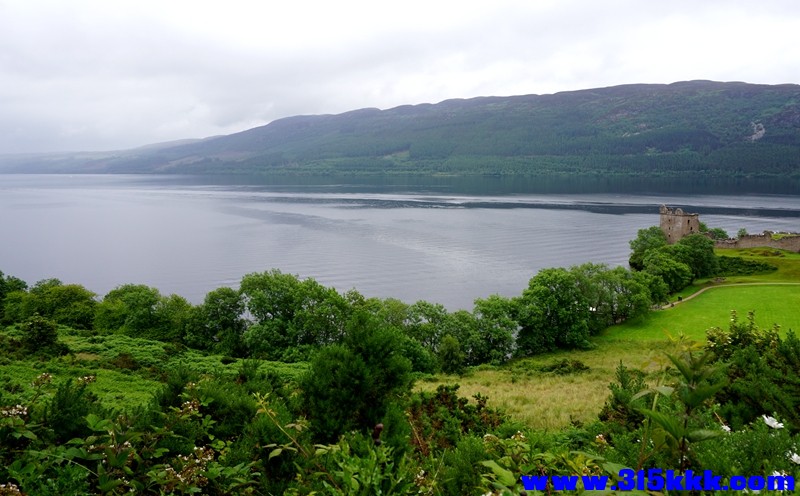 Loch Ness. 山峰下面就是传说有水怪的地方尼斯湖.jpg