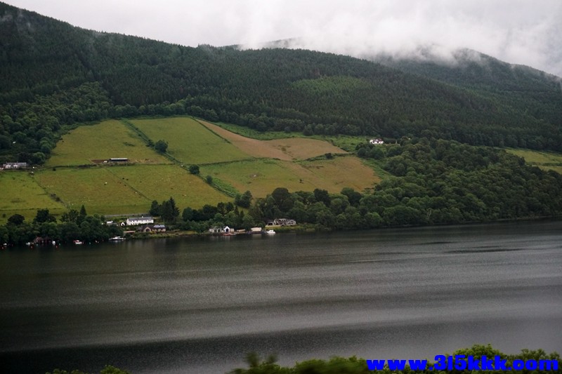 Loch Ness. 雨中尼斯湖景色.jpg