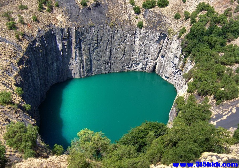 Big Hold of Kingberley南非钻石大洞，为了向大自然索取天然钻石，经过几个世纪的人工.jpg