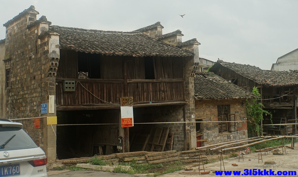 古镇还保留着50年代的老房子但也是摇摇欲坠了.jpg