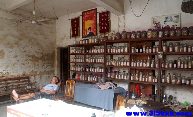 四代传承的古镇老中医，墙上的的照片和锦旗是曾经的辉煌.jpg