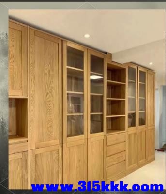 图四：用水曲柳板材制作的家具（书柜））